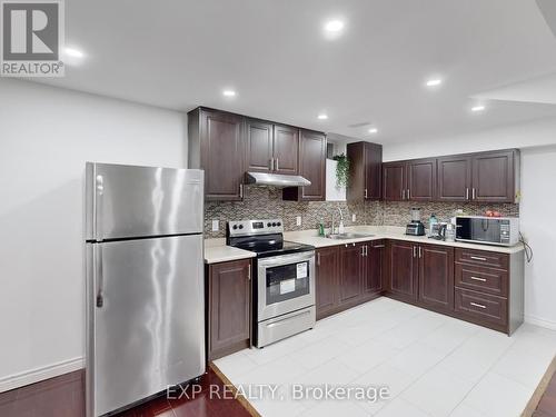 5 Ricardo Road, Brampton (Vales Of Castlemore), ON - Indoor Photo Showing Kitchen With Upgraded Kitchen