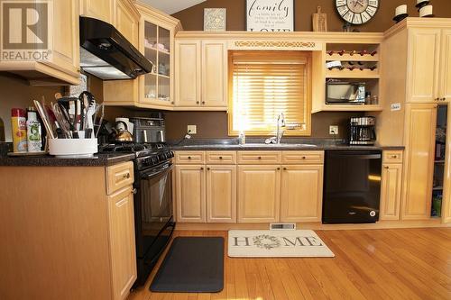 885 Pine St, Sault Ste. Marie, ON - Indoor Photo Showing Kitchen