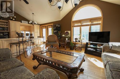 885 Pine St, Sault Ste. Marie, ON - Indoor Photo Showing Living Room