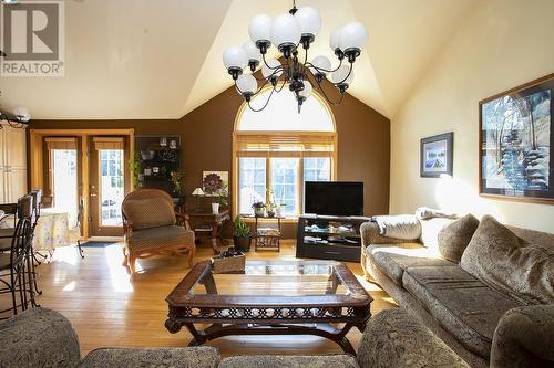 885 Pine St, Sault Ste. Marie, ON - Indoor Photo Showing Living Room