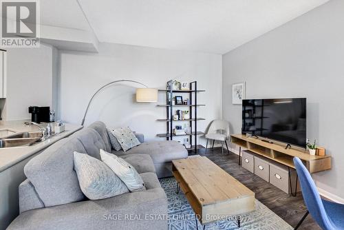 720 - 219 Fort York Boulevard, Toronto, ON - Indoor Photo Showing Living Room