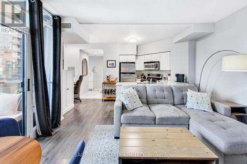 720 - 219 Fort York Boulevard, Toronto, ON - Indoor Photo Showing Living Room