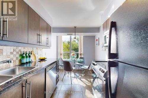 427 - 25 Greenview Avenue, Toronto (Newtonbrook West), ON - Indoor Photo Showing Kitchen