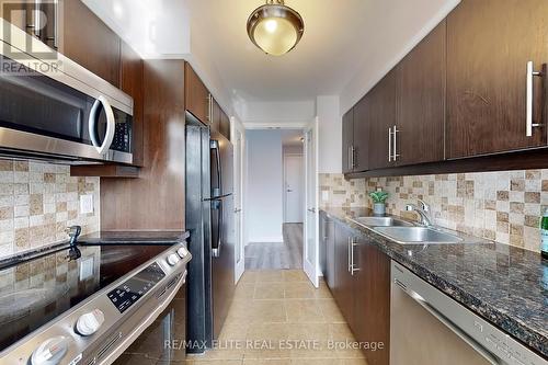 427 - 25 Greenview Avenue, Toronto (Newtonbrook West), ON - Indoor Photo Showing Kitchen With Double Sink With Upgraded Kitchen