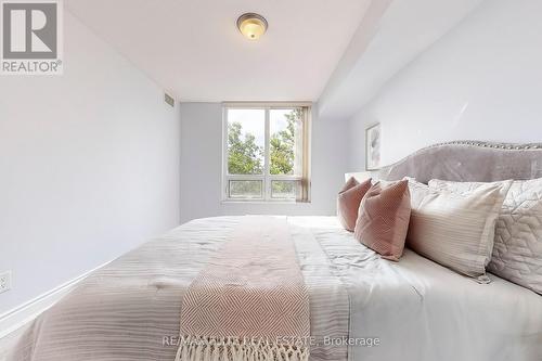 427 - 25 Greenview Avenue, Toronto, ON - Indoor Photo Showing Bedroom