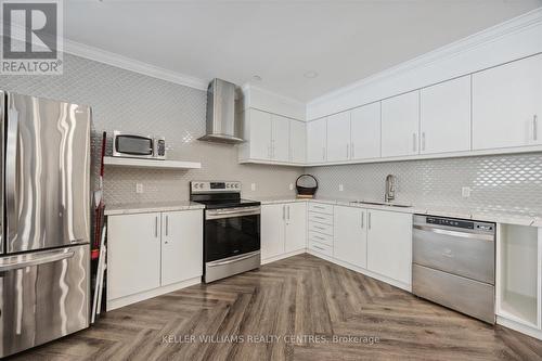 912 - 22 Clarissa Drive, Richmond Hill, ON - Indoor Photo Showing Kitchen With Upgraded Kitchen