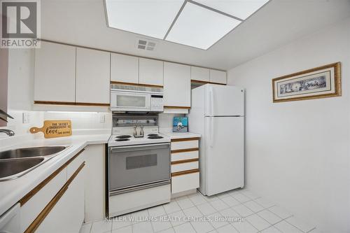 912 - 22 Clarissa Drive, Richmond Hill, ON - Indoor Photo Showing Kitchen With Double Sink