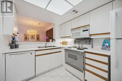 912 - 22 Clarissa Drive, Richmond Hill, ON - Indoor Photo Showing Kitchen With Double Sink