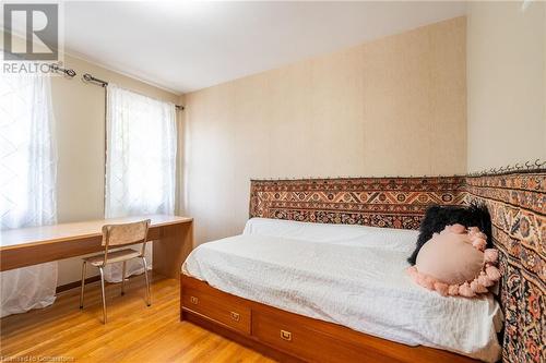 2077 Mountain Grove Avenue, Burlington, ON - Indoor Photo Showing Bedroom