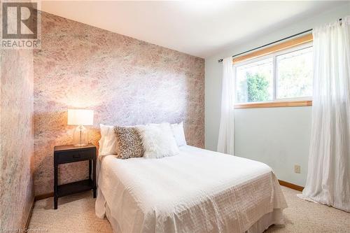 2077 Mountain Grove Avenue, Burlington, ON - Indoor Photo Showing Bedroom