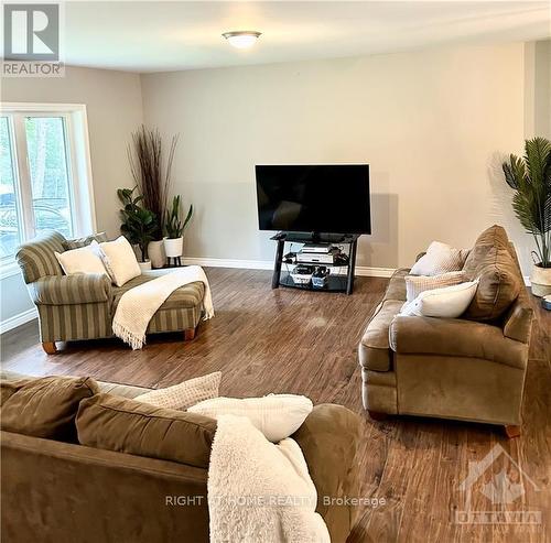 513 Stewartville Road, Mcnab/Braeside, ON - Indoor Photo Showing Living Room