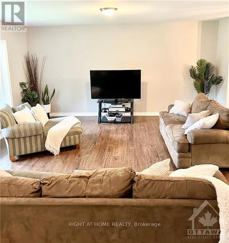 513 Stewartville Road, Mcnab/Braeside, ON - Indoor Photo Showing Living Room