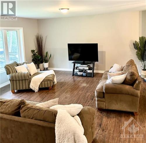 513 Stewartville Road, Arnprior, ON - Indoor Photo Showing Living Room