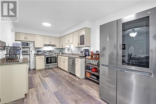 1205 Lamb'S Court Unit# 13, Burlington, ON - Indoor Photo Showing Kitchen