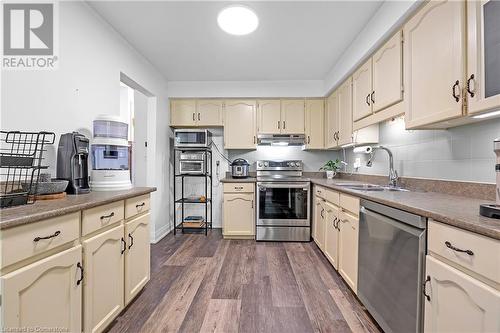 1205 Lamb'S Court Unit# 13, Burlington, ON - Indoor Photo Showing Kitchen With Double Sink