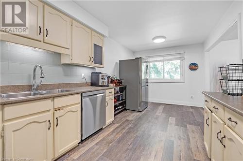 1205 Lamb'S Court Unit# 13, Burlington, ON - Indoor Photo Showing Kitchen With Double Sink