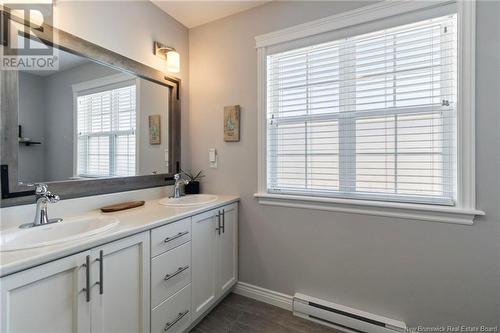 354 Dolbeau Street, Dieppe, NB - Indoor Photo Showing Bathroom