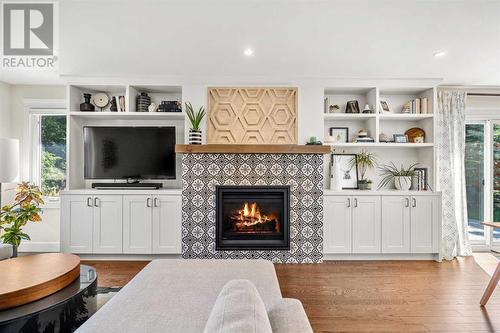 Coxy gas fireplace with built-ins - 432 Strathcona Mews Sw, Calgary, AB - Indoor Photo Showing Living Room With Fireplace