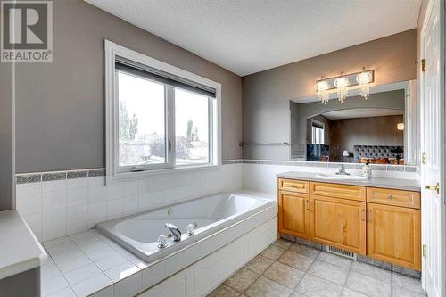 51 Evergreen Manor Sw, Calgary, AB - Indoor Photo Showing Bathroom