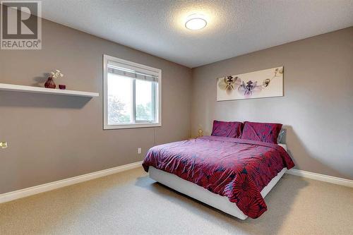 51 Evergreen Manor Sw, Calgary, AB - Indoor Photo Showing Bedroom