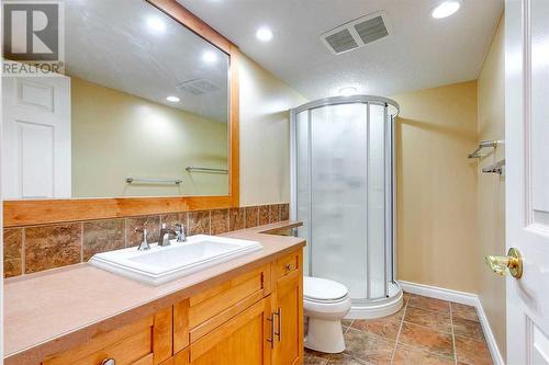 51 Evergreen Manor Sw, Calgary, AB - Indoor Photo Showing Bathroom