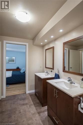 Double Vanities - 635 Beaver Court, Milton, ON - Indoor Photo Showing Bathroom