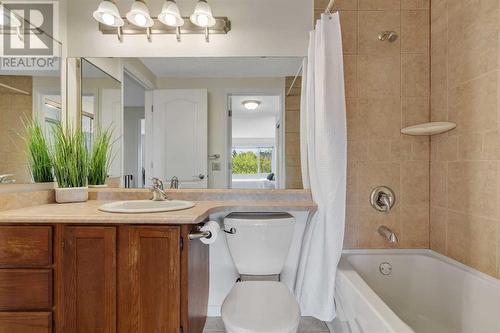 4 Piece Bathroom - 153 Woodglen Grove Sw, Calgary, AB - Indoor Photo Showing Bathroom