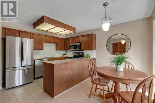 Well appointed kitchen with newer stainless steel appliances - 153 Woodglen Grove Sw, Calgary, AB - Indoor