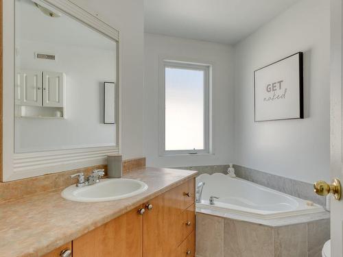 Bathroom - 18  - 20 Rue Coderre, L'Épiphanie, QC - Indoor Photo Showing Bathroom