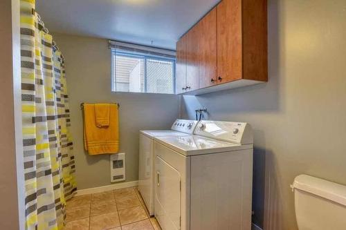 Bathroom - 18  - 20 Rue Coderre, L'Épiphanie, QC - Indoor Photo Showing Laundry Room