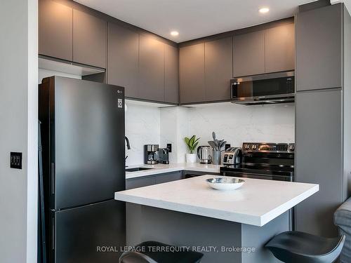 3604-8 York St, Toronto, ON - Indoor Photo Showing Kitchen