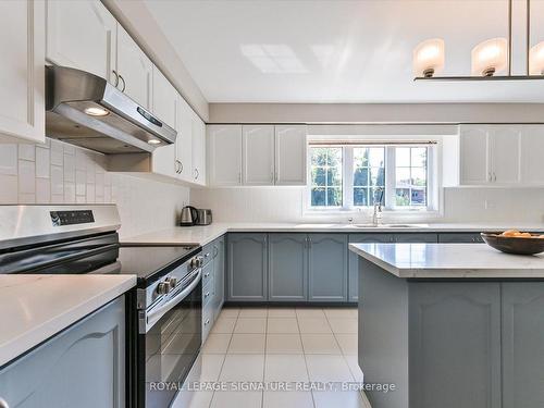 3588 Thorpedale Crt, Mississauga, ON - Indoor Photo Showing Kitchen With Upgraded Kitchen