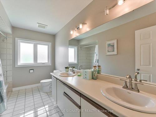 3588 Thorpedale Crt, Mississauga, ON - Indoor Photo Showing Bathroom