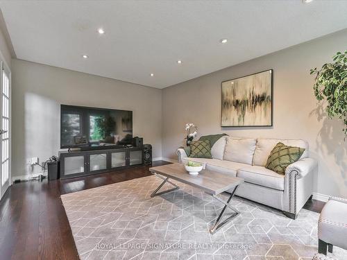 3588 Thorpedale Crt, Mississauga, ON - Indoor Photo Showing Living Room