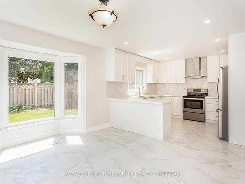 5370 Ruperts Gate Dr, Mississauga, ON - Indoor Photo Showing Kitchen