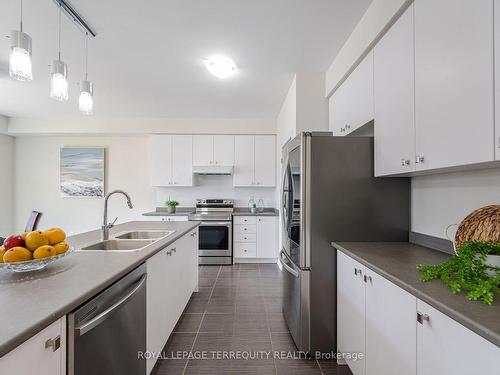 526 Barker Pkwy, Thorold, ON - Indoor Photo Showing Kitchen With Double Sink With Upgraded Kitchen