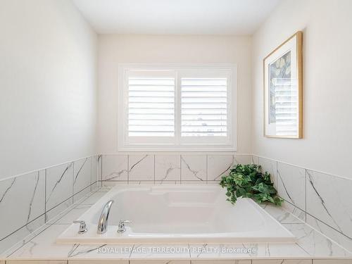 526 Barker Pkwy, Thorold, ON - Indoor Photo Showing Bathroom