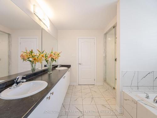 526 Barker Pkwy, Thorold, ON - Indoor Photo Showing Bathroom