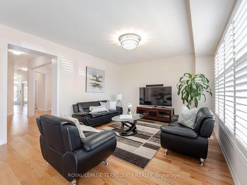 526 Barker Pkwy, Thorold, ON - Indoor Photo Showing Living Room