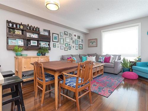 413-4529 West Saanich Rd, Saanich, BC - Indoor Photo Showing Living Room