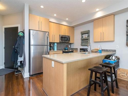 413-4529 West Saanich Rd, Saanich, BC - Indoor Photo Showing Kitchen