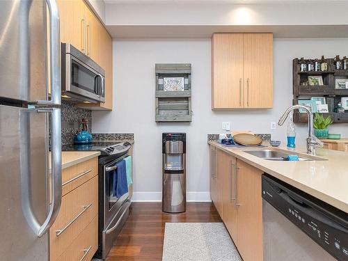 413-4529 West Saanich Rd, Saanich, BC - Indoor Photo Showing Kitchen With Double Sink