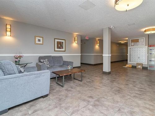 413-4529 West Saanich Rd, Saanich, BC - Indoor Photo Showing Living Room