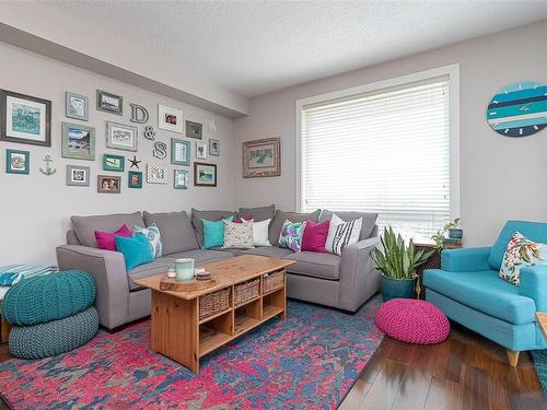 413-4529 West Saanich Rd, Saanich, BC - Indoor Photo Showing Living Room