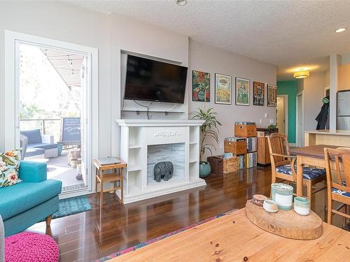 413-4529 West Saanich Rd, Saanich, BC - Indoor Photo Showing Living Room With Fireplace