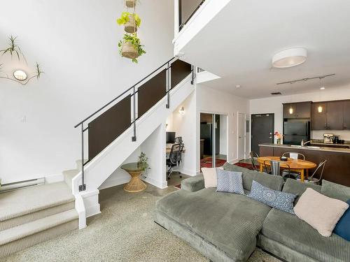 209-400 Sitkum Rd, Victoria, BC - Indoor Photo Showing Living Room