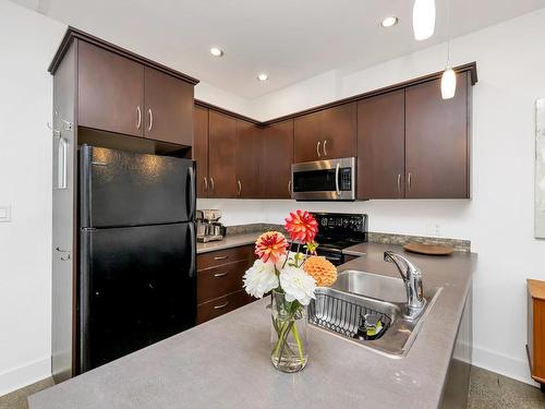 209-400 Sitkum Rd, Victoria, BC - Indoor Photo Showing Kitchen