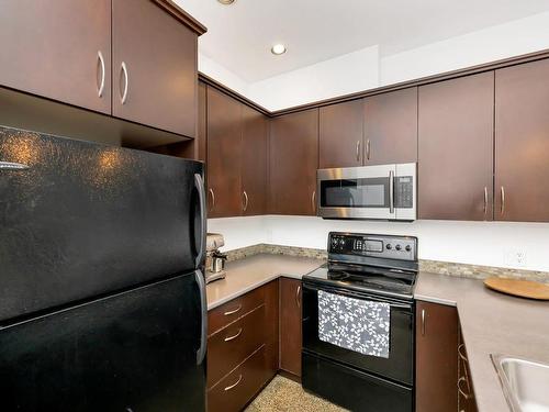 209-400 Sitkum Rd, Victoria, BC - Indoor Photo Showing Kitchen