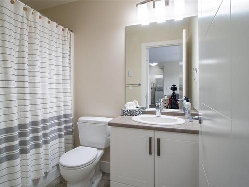 206-4960 Songbird Pl, Nanaimo, BC - Indoor Photo Showing Bathroom