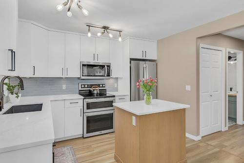 112-3825 Glen Canyon Drive, West Kelowna, BC - Indoor Photo Showing Kitchen